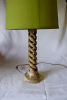 lampe torsadée en hêtre échauffé