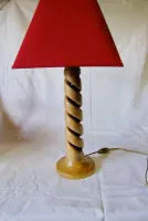 lampe torsadée en chêne